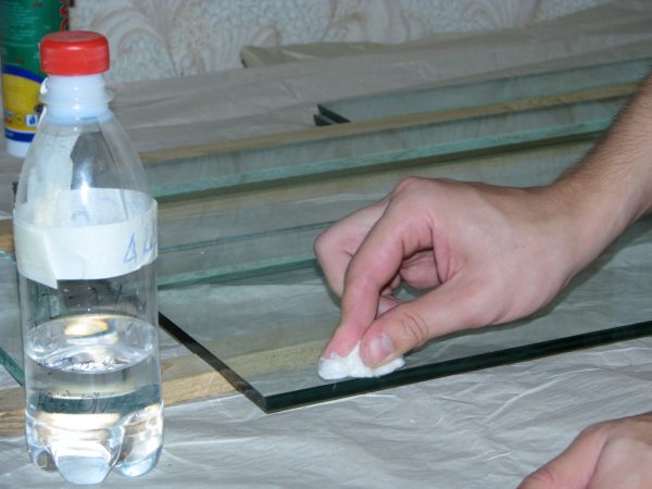Odstranění stop těsnicího materiálu ze skla