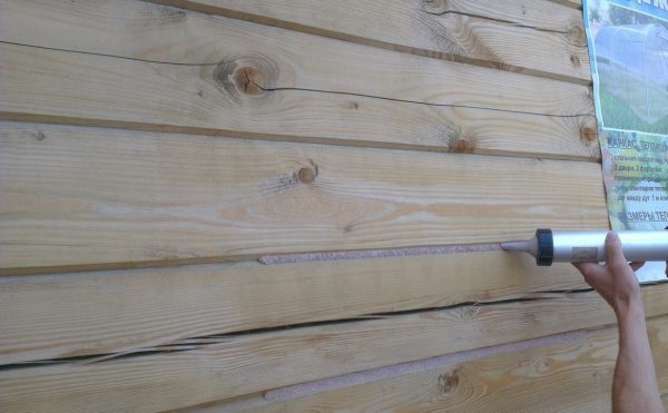 Запечатване на фуги в дървена къща