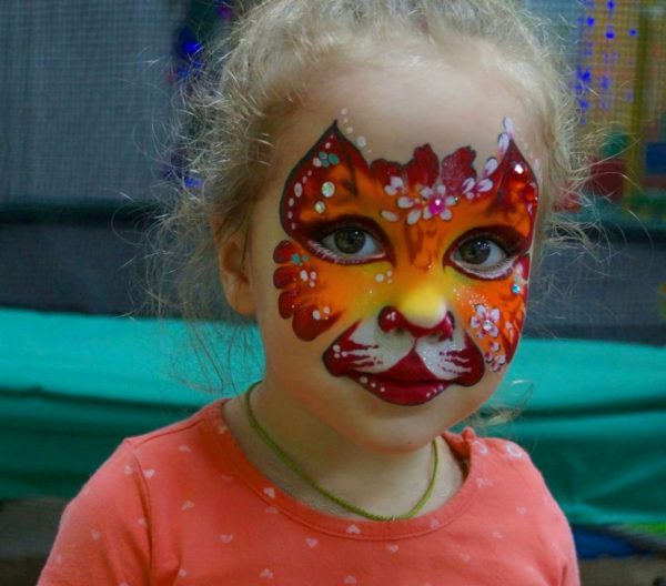 Malování na obličej ve formě zvířecí tváře na obličeji dítěte