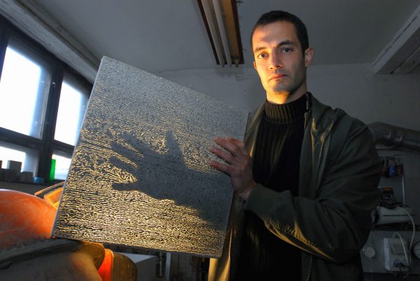 Arquiteto austríaco Aron Loskonsha, que desenvolveu um material com aditivos condutores de luz