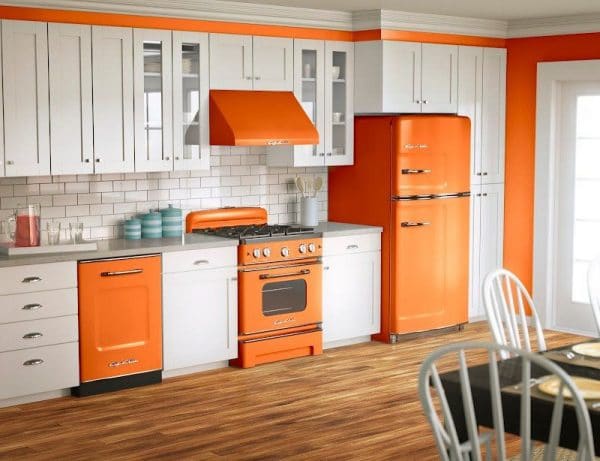 Oranžinė buitinė technika virtuvės interjere