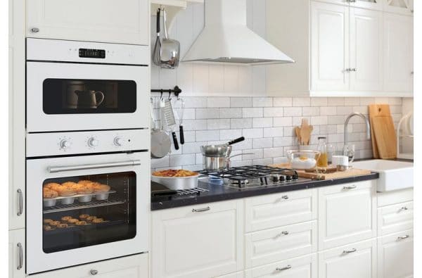 Aparelhos domésticos brancos no design da cozinha