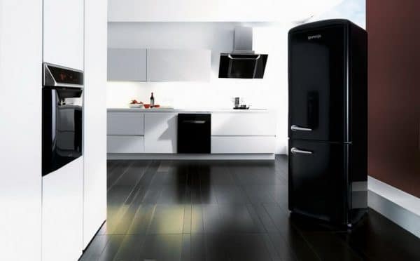 Черни домакински уреди в интериора на кухнята