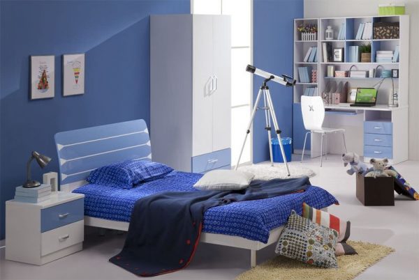 Chambre d'enfant avec un design dans des tons bleus