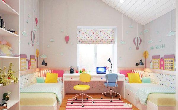 Vaikų kambarys su ryškia dekoracija