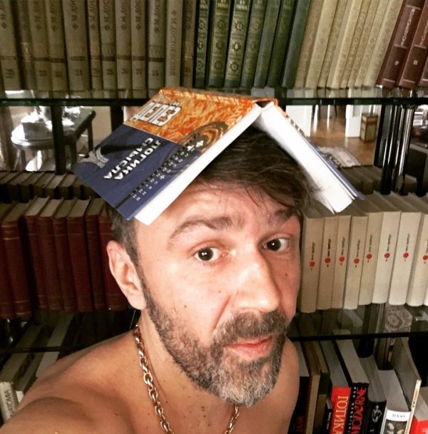 No apartamento de Sergei Shnurov, existem alguns livros