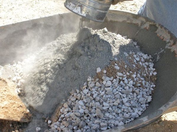 Složení pro drenážní beton - drcený kámen, cement a vodu