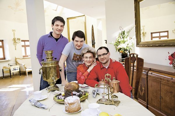 Elena Malysheva กับครอบครัวของเธอในอพาร์ตเมนต์ของเธอ