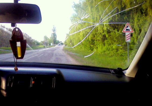 Važiavimas automobiliu su įtrūkimu stikle gali užtraukti baudą