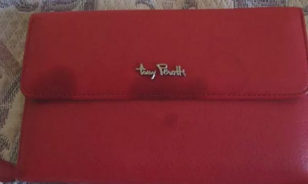 Mastné značky na červenej peňaženke