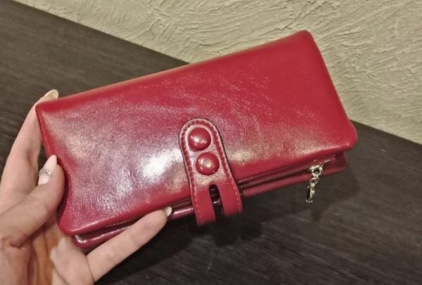 ทำความสะอาดกระเป๋าเงินสีแดง