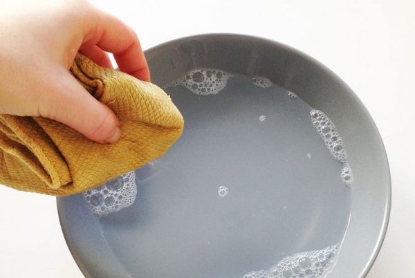 Nettoyage du portefeuille avec du savon et de l'eau