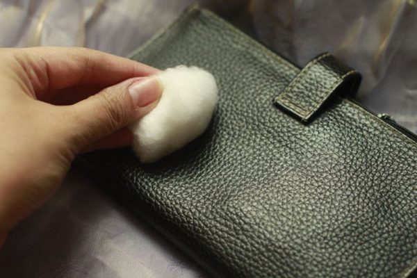 Fjern flekker fra lommeboka med en bomullspinne