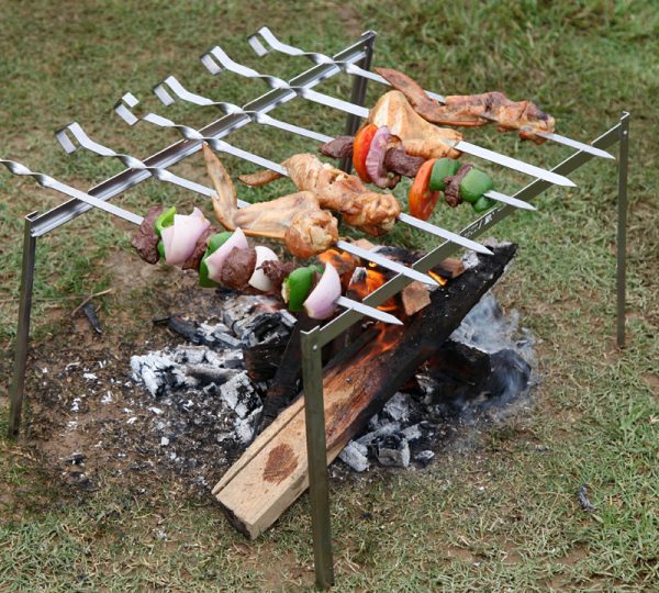 Un ensemble de grilles pliantes et de brochettes pour la cuisson du barbecue