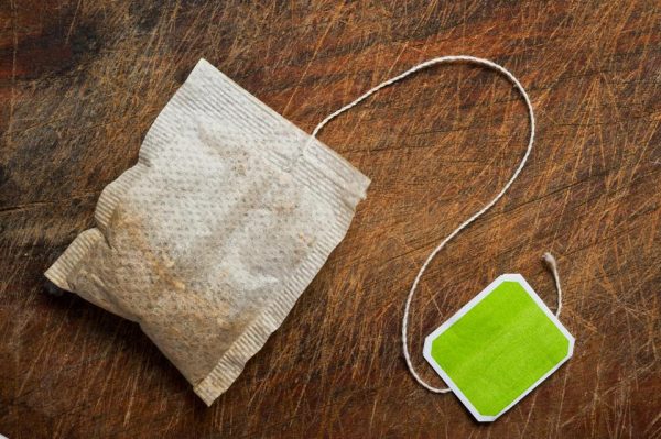 Vous pouvez traiter les rayures sur une surface en bois avec un sachet de thé.