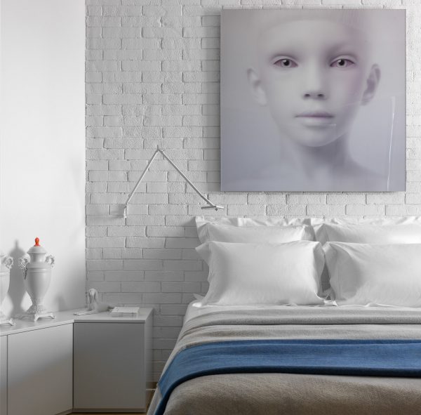 Viena miegamojo siena yra stilizuota kaip plytų mūras