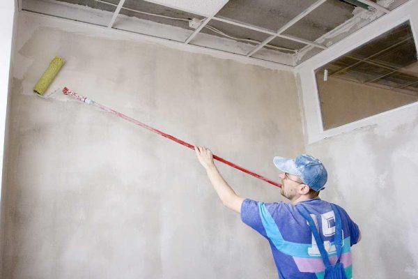 Før du påfører mosaikkmaling, er det nødvendig å prime veggene.
