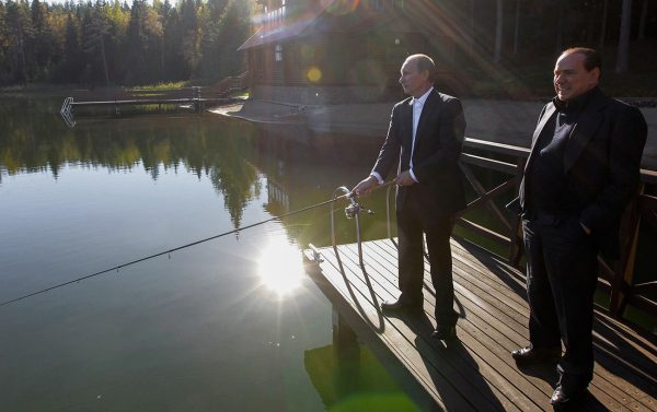 Putin og Berluscona i en bolig på Valdai