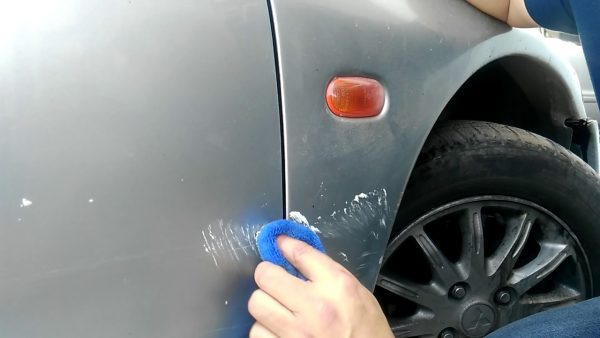 Selvreparerende riper på en bil