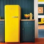 Geltonas šaldytuvas virtuvėje