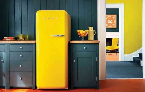 Жълт хладилник в кухнята