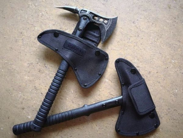 Čierna tomahawk vyrobená z vysoko kvalitnej nehrdzavejúcej ocele