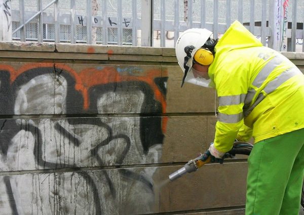 Graffiti pašalinimas iš sienos