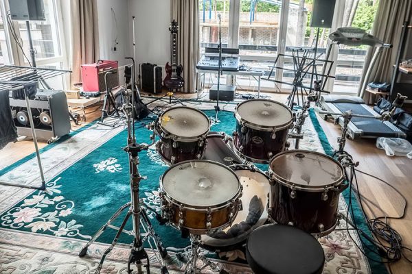 Zestaw perkusyjny w osobistym studio piosenkarza
