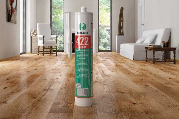 Tesnenie škáry zlepšuje vzhľad a predlžuje životnosť drevenej podlahy