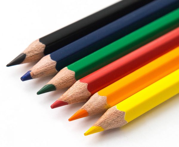 Vous pouvez peindre de petites rayures avec des crayons de couleur.