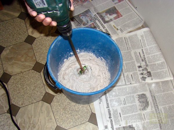 Misturando a massa de vidraceiro com um misturador