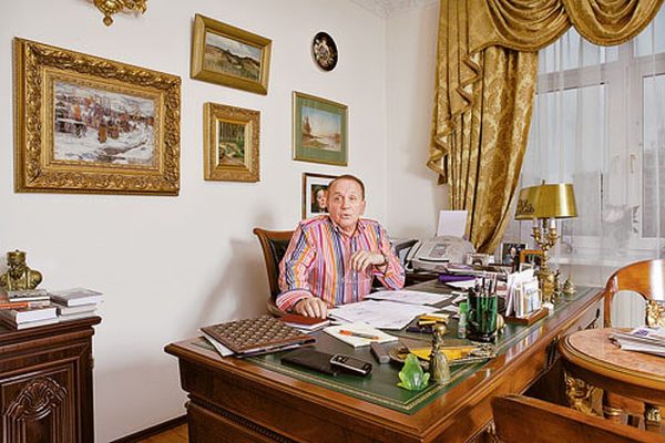 Alexander Maslyakov på kontoret sitt i leiligheten