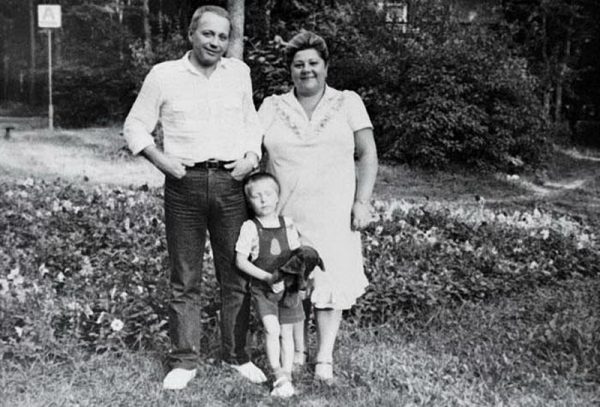 Alexander Maslyakov avec sa femme et son fils
