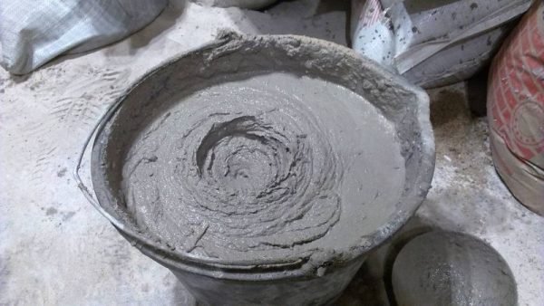 Preparação de argamassa de cimento-cal em um balde
