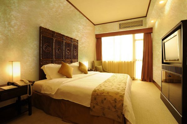Dekorativt veggdekke av silke på soverommet