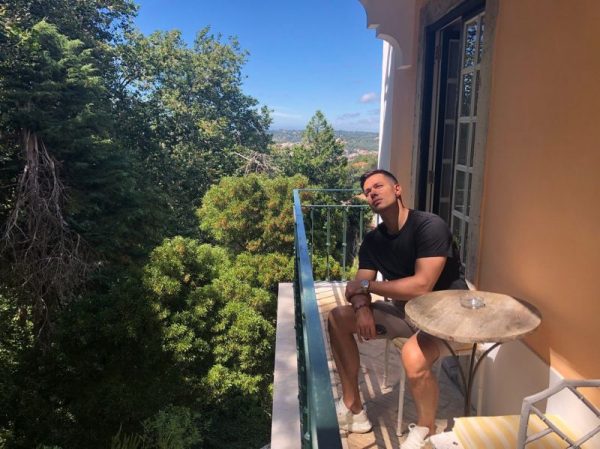 Stas Pieha na balkóne svojho bytu v Moskve