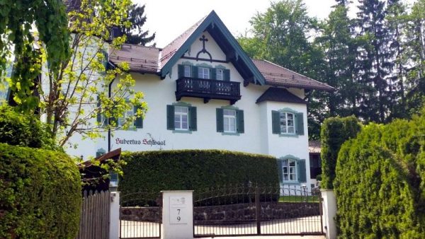 Замъкът Хубертус Бавария Горбачов Недвижими имоти