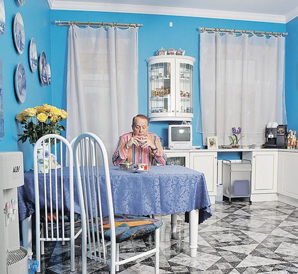 Kjøkkenet er dekorert i blått og hvitt.