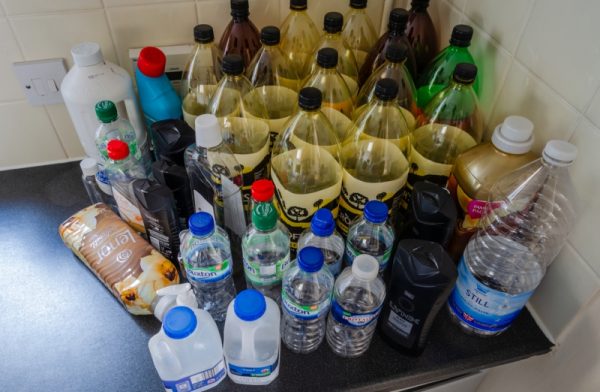 Strø ikke kjøkkenet med tomme plastflasker