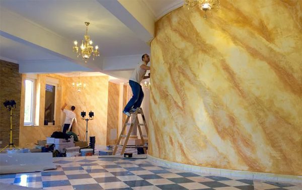 Rénovation d'un mur recouvert de plâtre vénitien