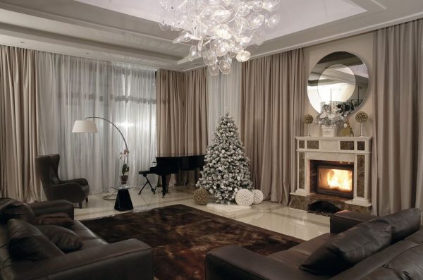 Salon avec cheminée dans la maison d'Anastasia Zavorotnyuk