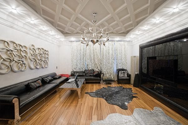 Sufit w kształcie rombu w salonie