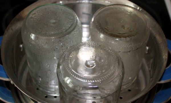 Esterilização de latas em banho-maria
