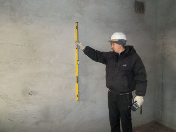 Контрол на качеството на мазилката - проверка на равномерността на стените