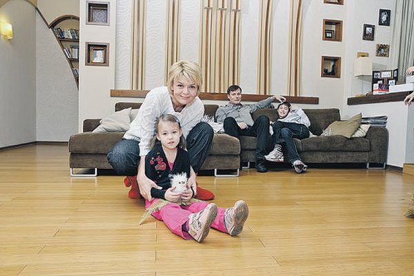 V obývacím pokoji s manželem a dětmi