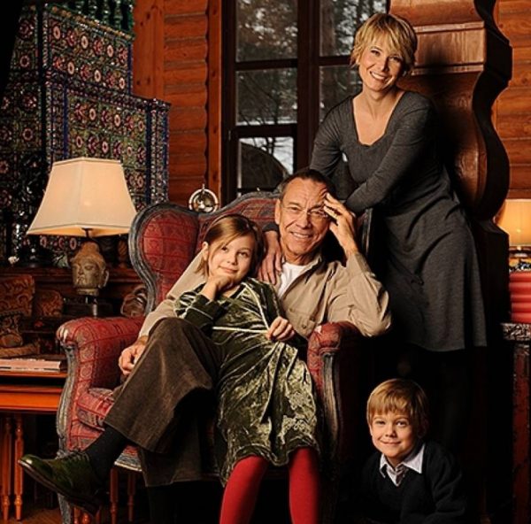 أندريه كونشالوفسكي مع زوجته وأولاده في منزله