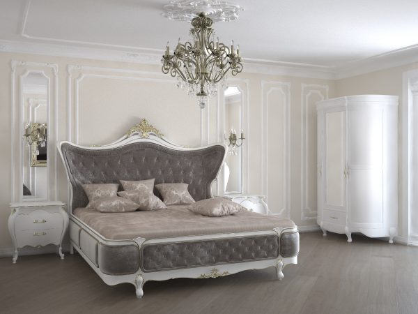 Velká manželská postel v ložnici