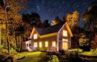 Bela casa de campo à noite