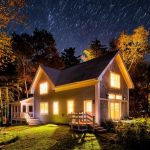 Krásny vidiecky dom v noci