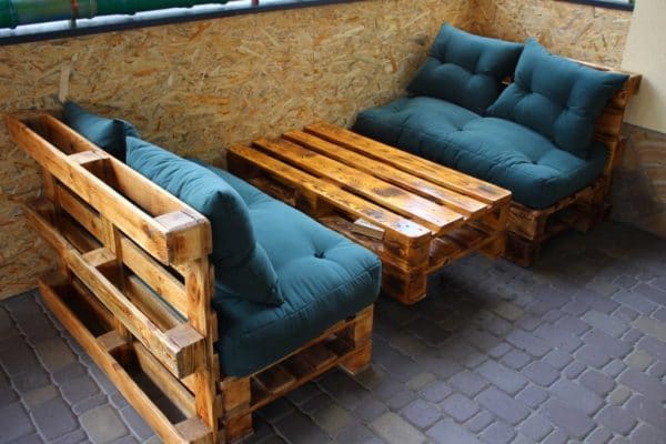 Sofa og bord laget av paller